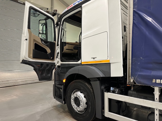 Mercedes Actros 2530 6×2 Sleeper Cab Curtainsider