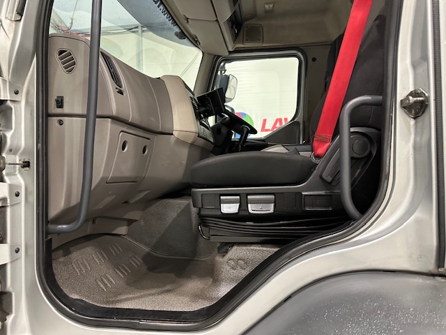 DAF LF 220 Day Cab Skip Loader