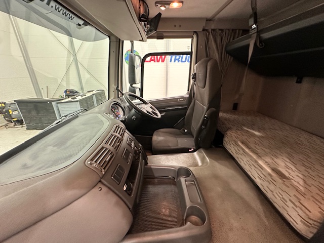 DAF CF 330 6×2 Rear Lift Sleeper Cab Curtainsider
