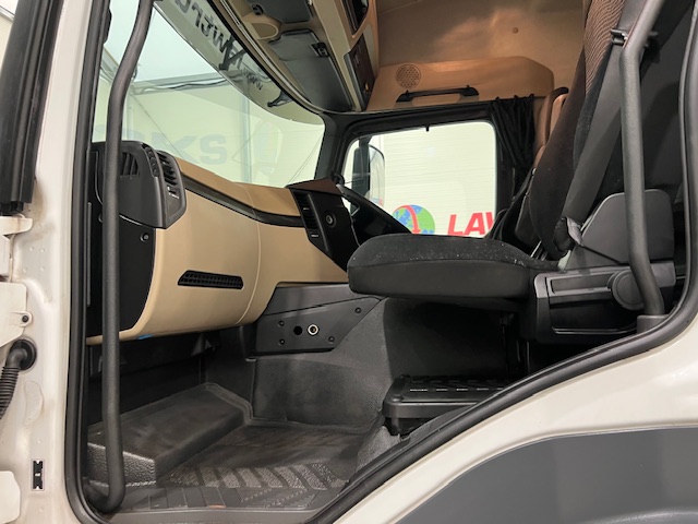 Mercedes Actros 1824 4×2 Sleeper Cab Box Van