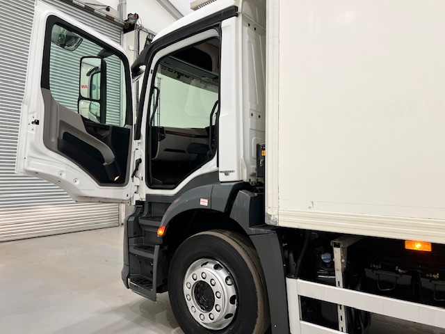 Mercedes Antos 1827 Day Cab Fridge Box