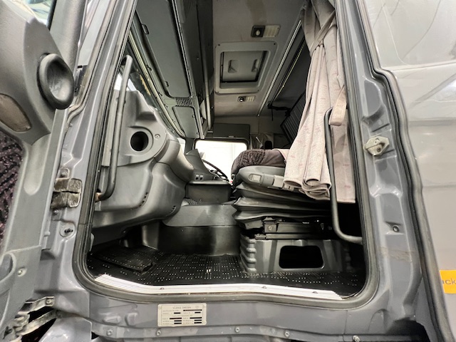 Scania R94 220 4×2 Sleeper Cab Box Van Manual