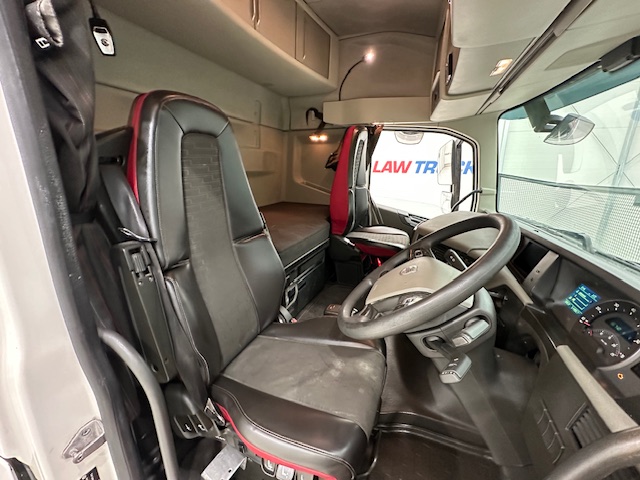Volvo FH 460 Euro 5 6×2 Tractor Unit Safari Edition