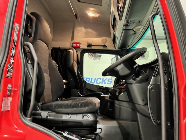 Mercedes Actros 2533 6×2 Sleeper Cab Curtainsider