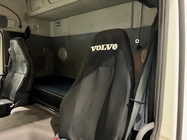 Volvo FM 330 6×2 Rear Lift Sleeper Cab Flatbed