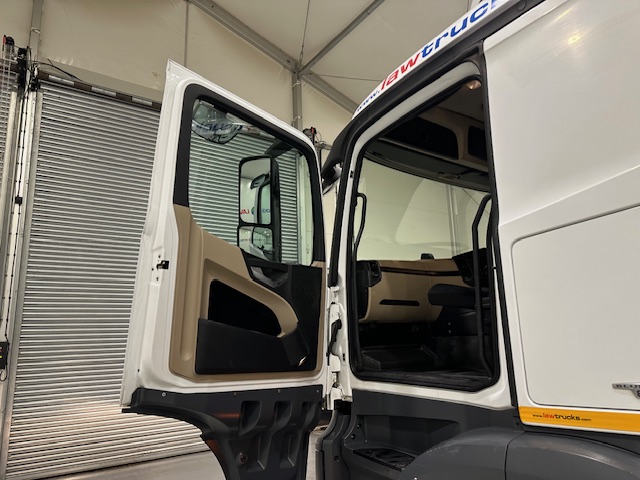 Mercedes Actros 2530 6×2 Sleeper Cab Curtainsider