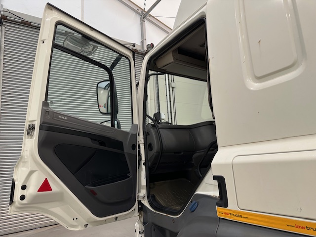 DAF CF 330 6×2 Rear Lift Sleeper Cab Flatbed