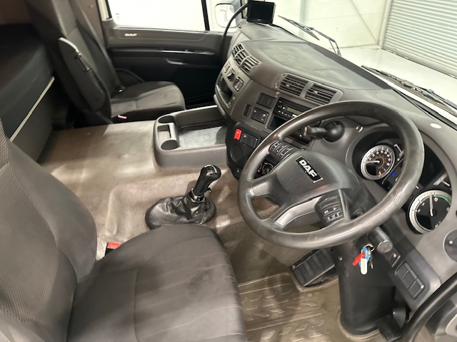 DAF CF 330 6×2 10 Tyre Sleeper Cab Curtainsider