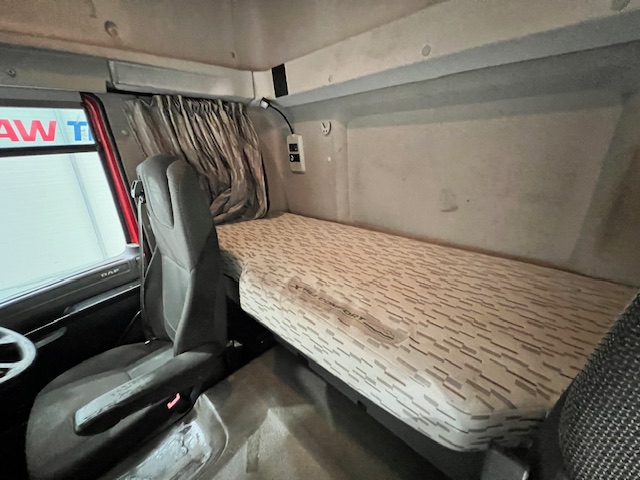 DAF CF 290 6×2 Rear Lift Sleeper Cab Curtainsider