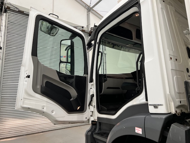Mercedes Antos 1827 Day Cab Fridge Box