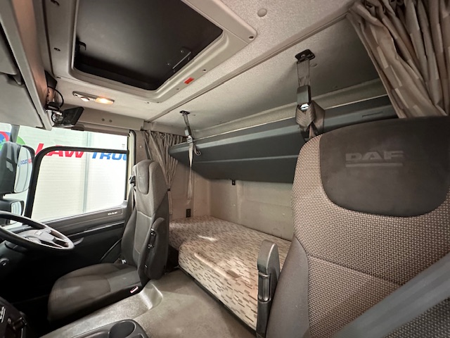 DAF CF 330 6×2 Rear Lift Sleeper Cab Curtainsider