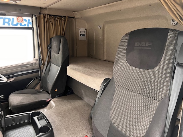 DAF CF75 310 Rear Lift Sleeper Cab Curtainsider