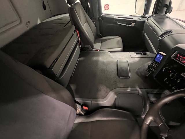 Scania P320 6×2 10 Tyre Rear Lift Insulated Box Van