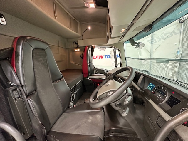 Volvo FH 460 Euro 5 6×2 Tractor Unit Safari Edition