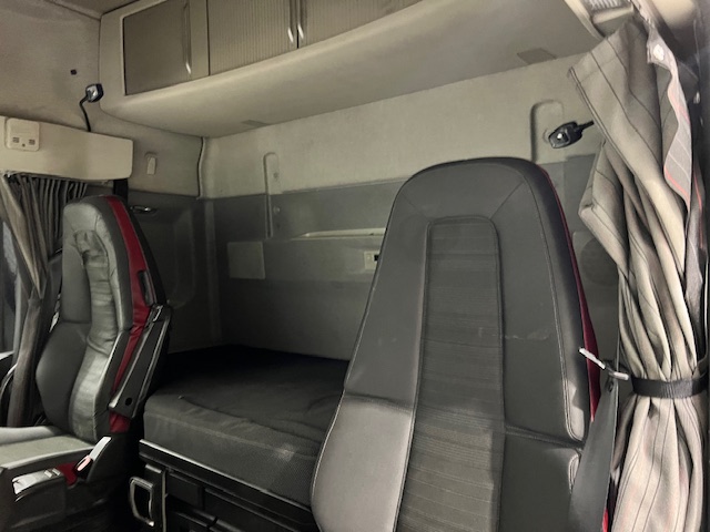 Volvo FH 500 6×2 Midlift Tractor Unit Safari Edition
