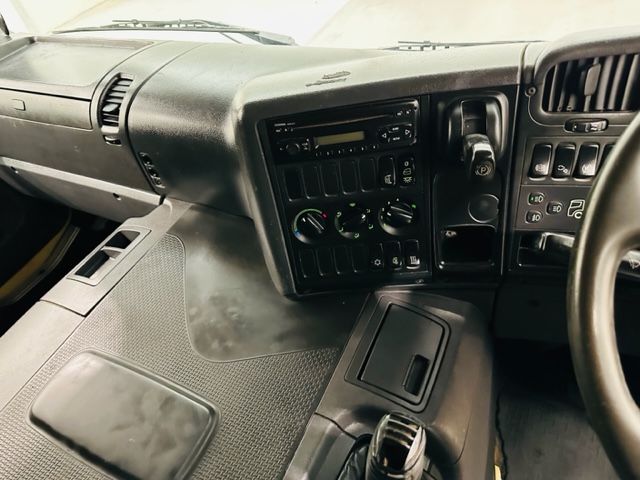 Scania P310 6×2 Sleeper Cab Curtainsider Manual