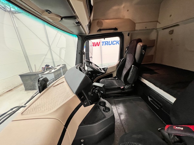 Mercedes Actros 2530 Rear Lift Sleeper Cab Curtainsider