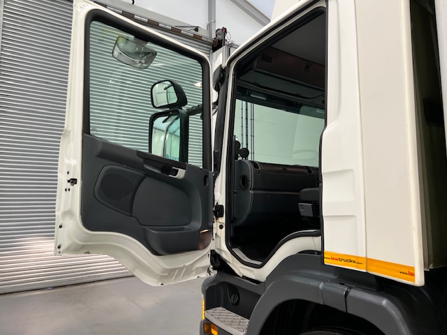Scania P280 6×2 Rear Lift Day Cab Fridge Box