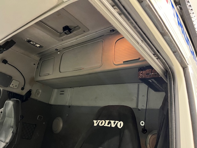 Volvo FM 330 6×2 Rear Lift Sleeper Cab Flatbed