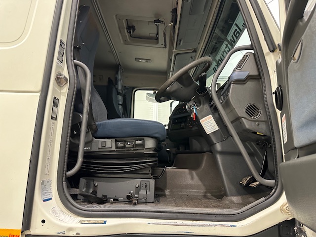 Volvo FH 440 6×2 Rear Lift Brick Grab Drawbar