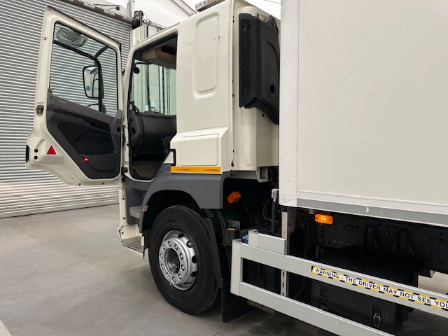 DAF CF 330 6×2 Sleeper Cab Fridge Box