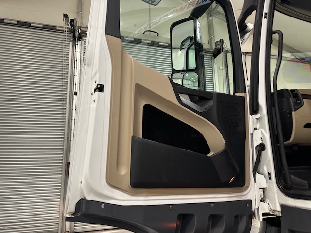 Mercedes Actros 2530 6×2 Sleeper Cab Curtainsider