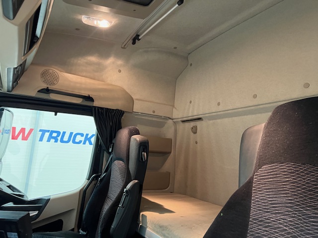 Mercedes Actros 2530 6×2 Sleeper Cab Curtainsider