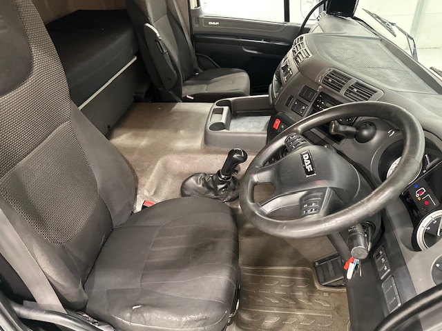 DAF CF 330 6×2 10 Tyre Sleeper Cab Curtainsider