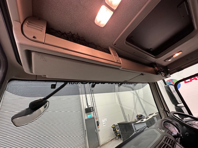 DAF CF 330 6×2 Rear Lift Sleeper Cab Curtainsider