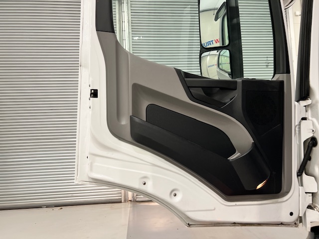 Mercedes Antos 1827 Day Cab Fridge Box