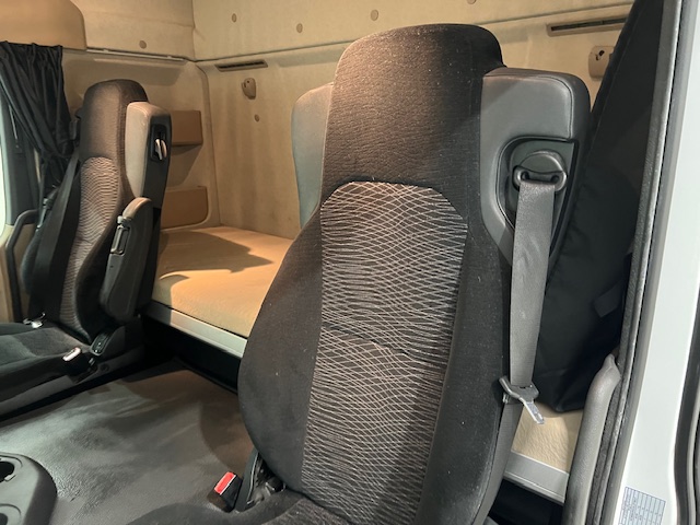 Mercedes Actros 1824 4×2 Sleeper Cab Box Van