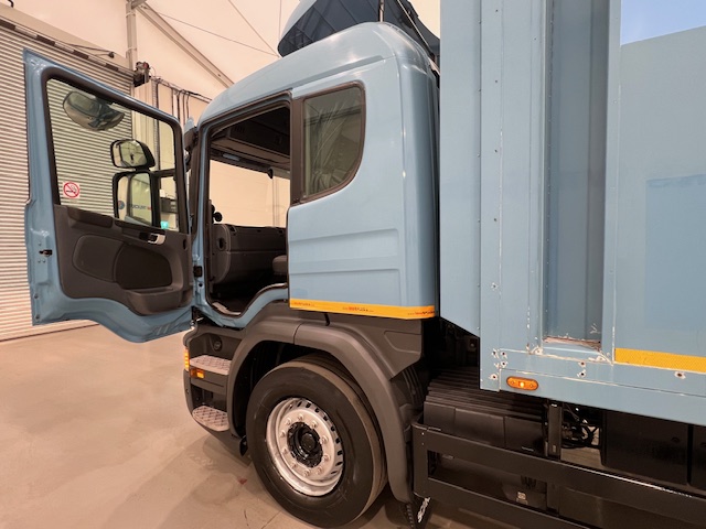 Scania P320 6×2 10 Tyre Rear Lift Insulated Box Van