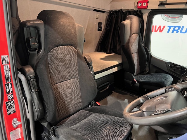 Mercedes Actros 2533 6×2 Sleeper Cab Curtainsider
