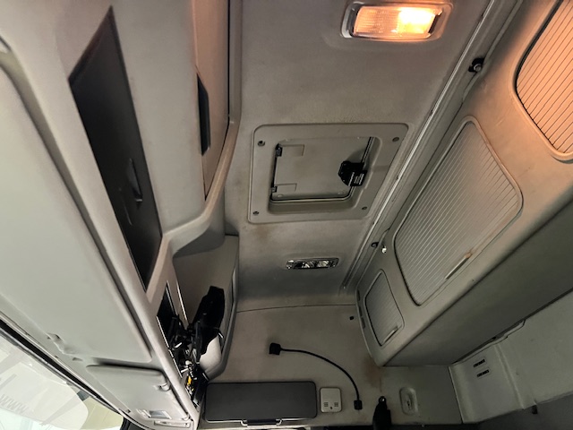 Volvo FM 330 6×2 Rear Lift Sleeper Cab Flatbed