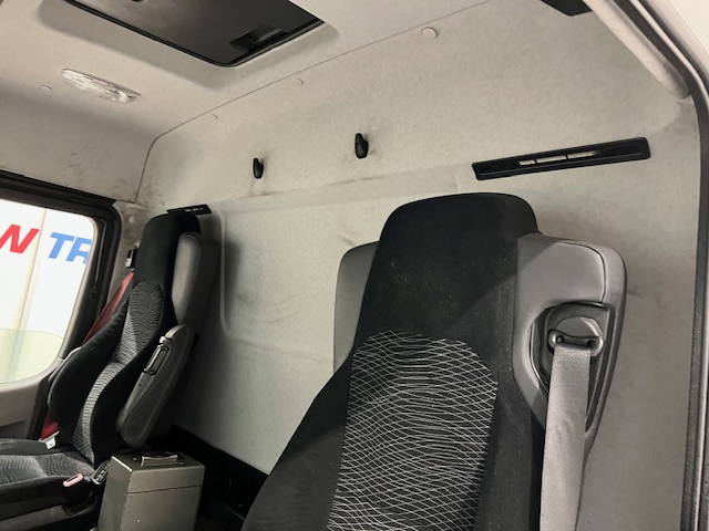 Mercedes Antos 1827 Day Cab Fridge Box