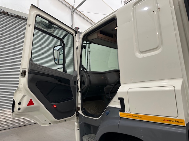DAF CF 330 6×2 Sleeper Cab Fridge Box