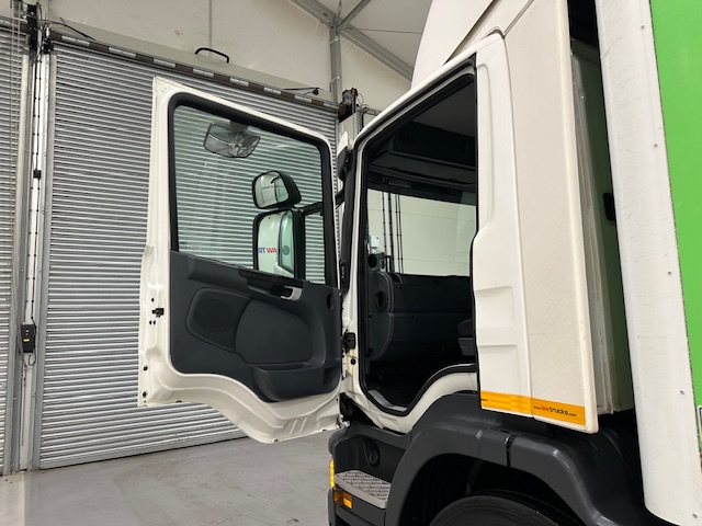 Scania P280 6×2 Rear Lift Day Cab Fridge Box