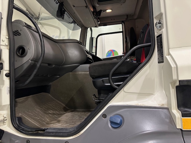 DAF CF 370 6×2 Rear Lift Dropside Brick Grab Manual