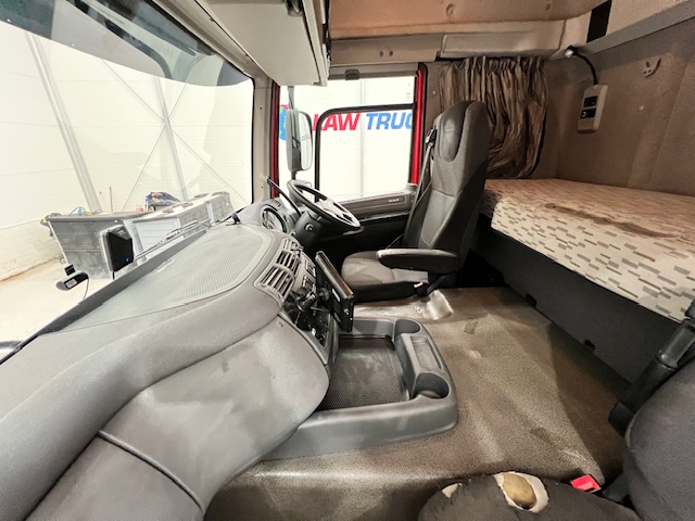 DAF CF 290 6×2 Rear Lift Sleeper Cab Curtainsider