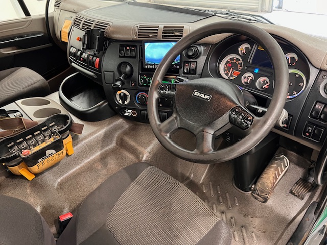 DAF CF75 310 6×2 Day Cab Dropside Crane
