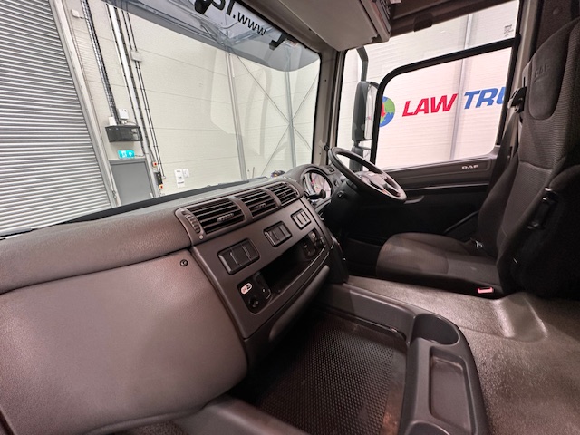 DAF CF 330 6×2 Rear Lift Sleeper Cab Curtainsider