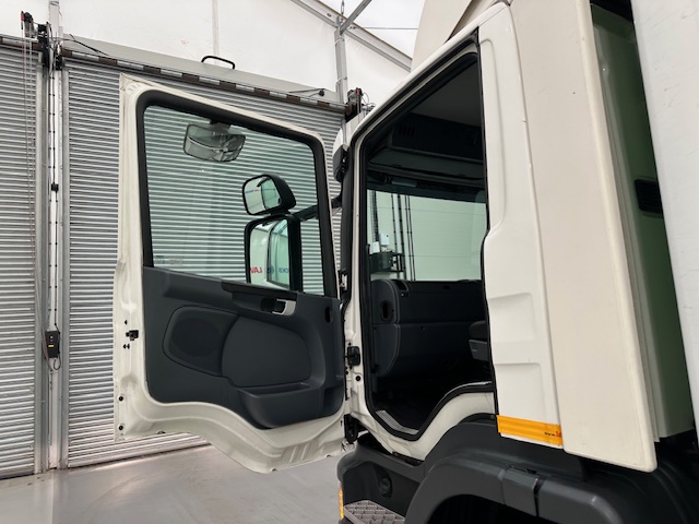 Scania P280 6×2 Rear Lift Day Cab Fridge Box