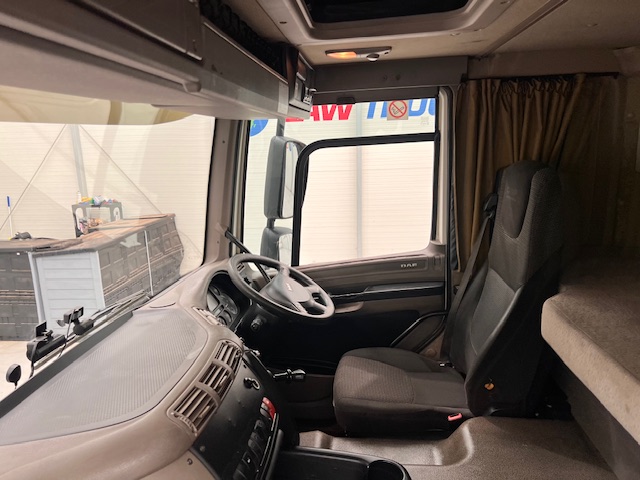 DAF CF75 310 Rear Lift Sleeper Cab Curtainsider