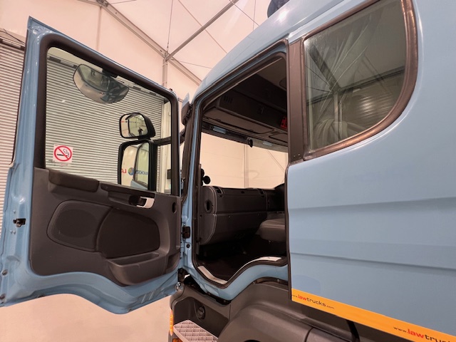 Scania P320 6×2 10 Tyre Rear Lift Insulated Box Van