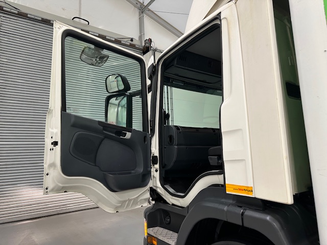 Scania P280 6×2 Rear Lift Day Cab Fridge Box