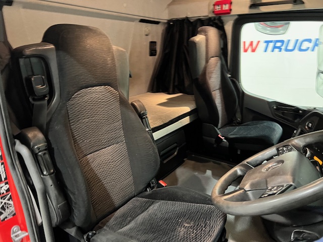 Mercedes Actros 2533 6×2 Sleeper Cab Curtainsider