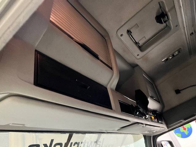 Volvo FM 330 6×2 Rear Lift Sleeper Cab Flatbed