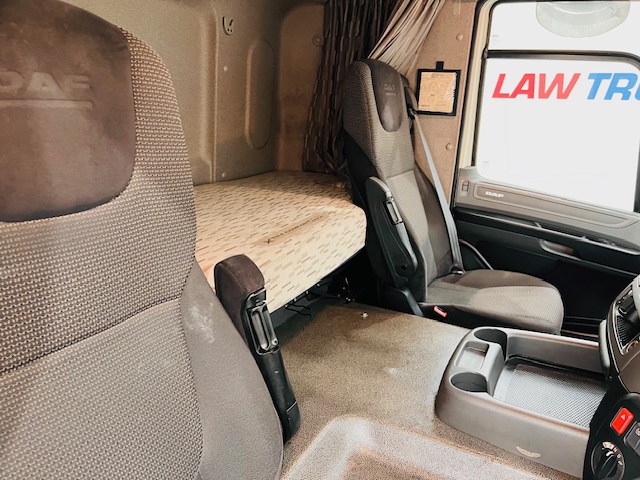 DAF CF 330 6×2 Rear Lift Sleeper Cab Curtainsider