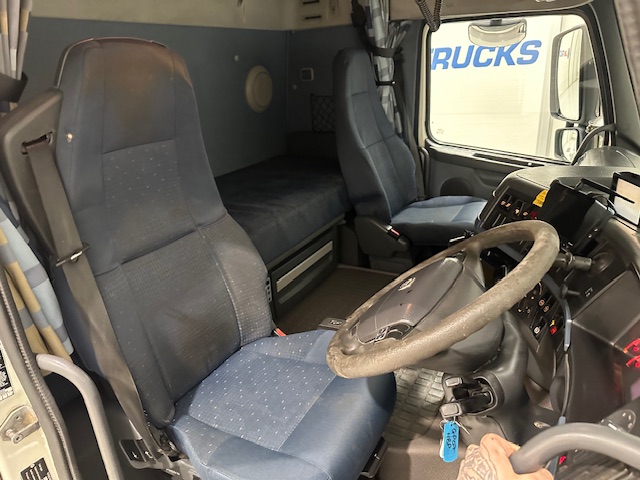 Volvo FH 440 6×2 Rear Lift Brick Grab Drawbar