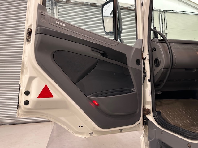 DAF CF 330 6×2 Sleeper Cab Fridge Box